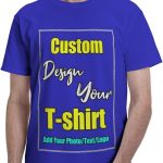 Hombre con camiseta azul personalizada