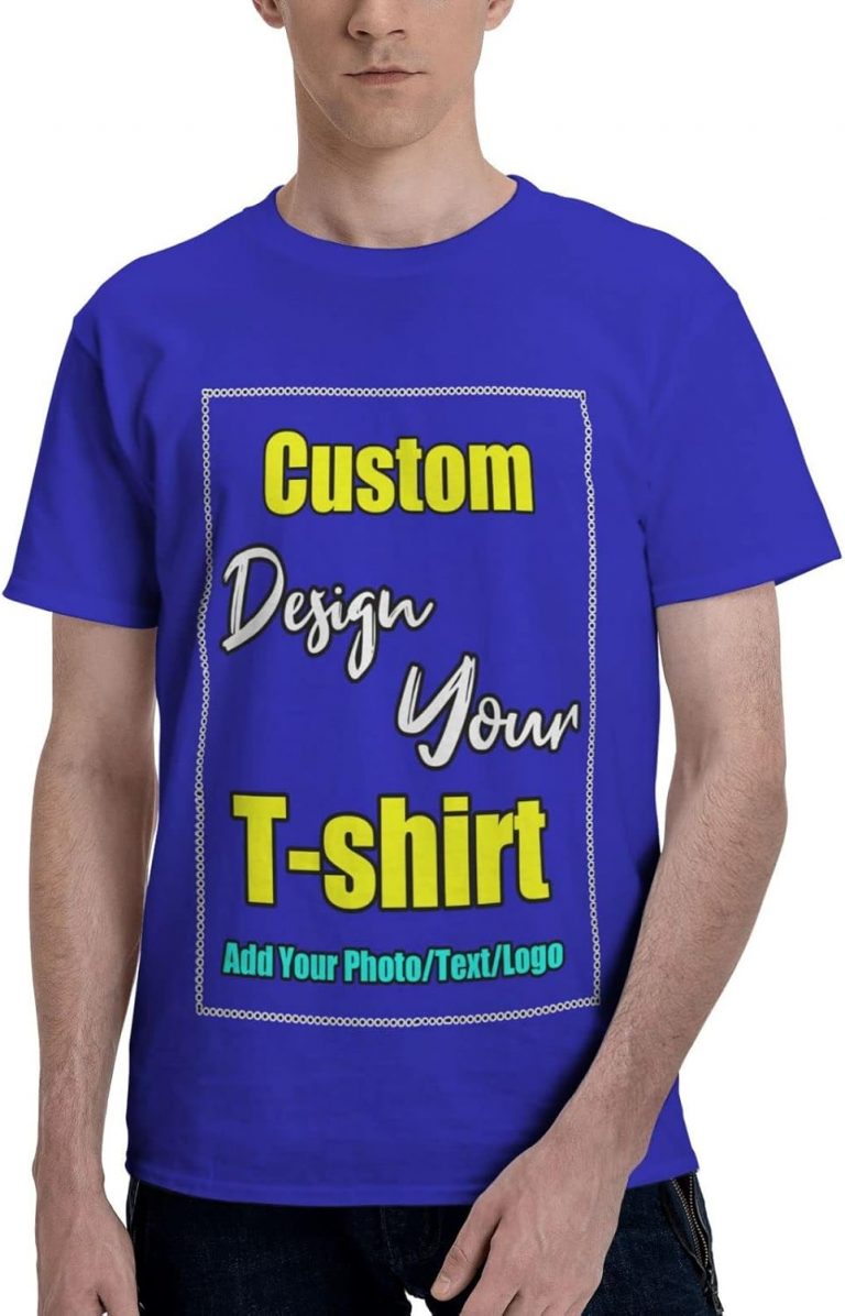Hombre con camiseta azul personalizada